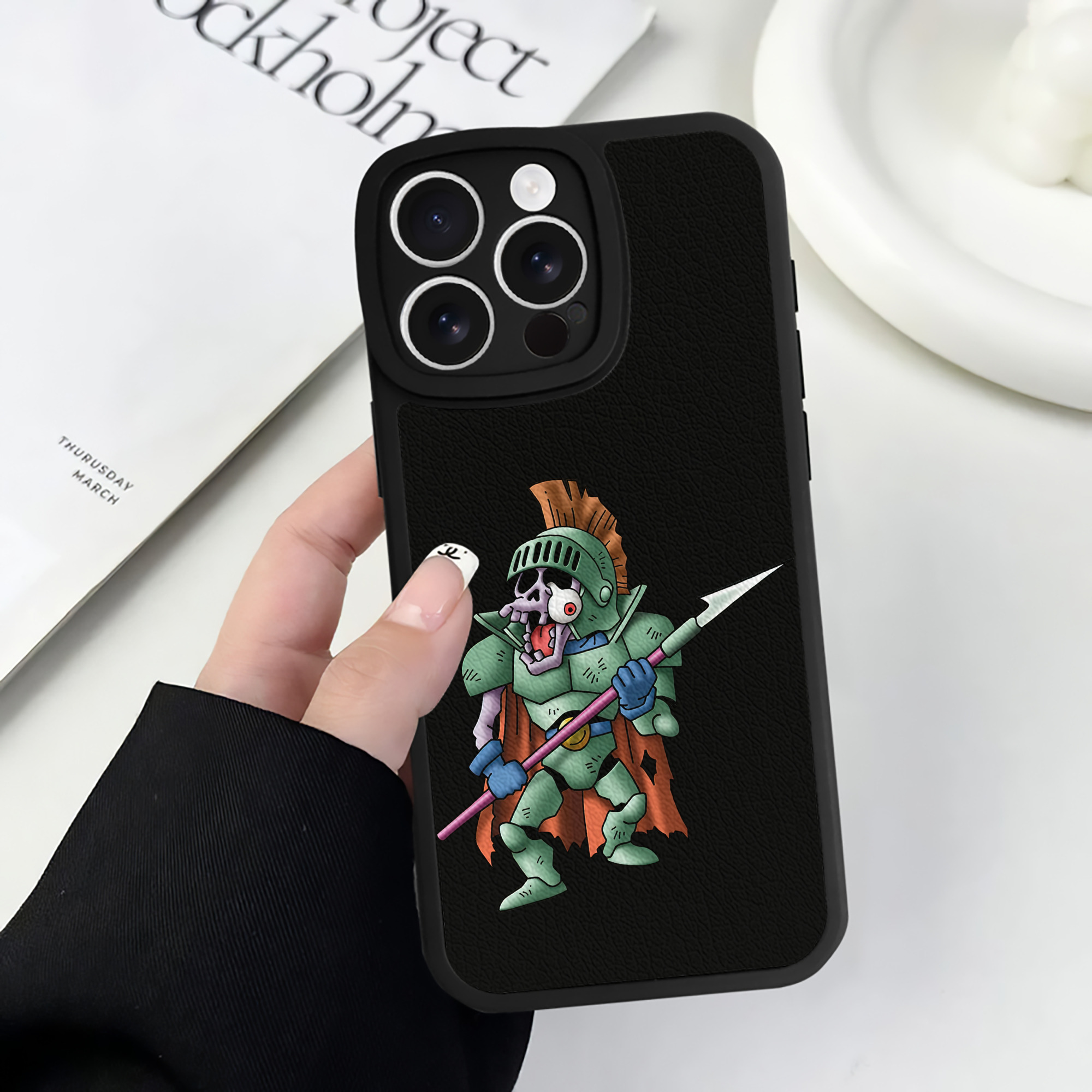 （画像用） ドラゴンクエスト Doragon Kuesuto Dragon Quest 【iPhone 16シリーズ対応】シリコンスマホケース（レザー調） 材質：シリコン